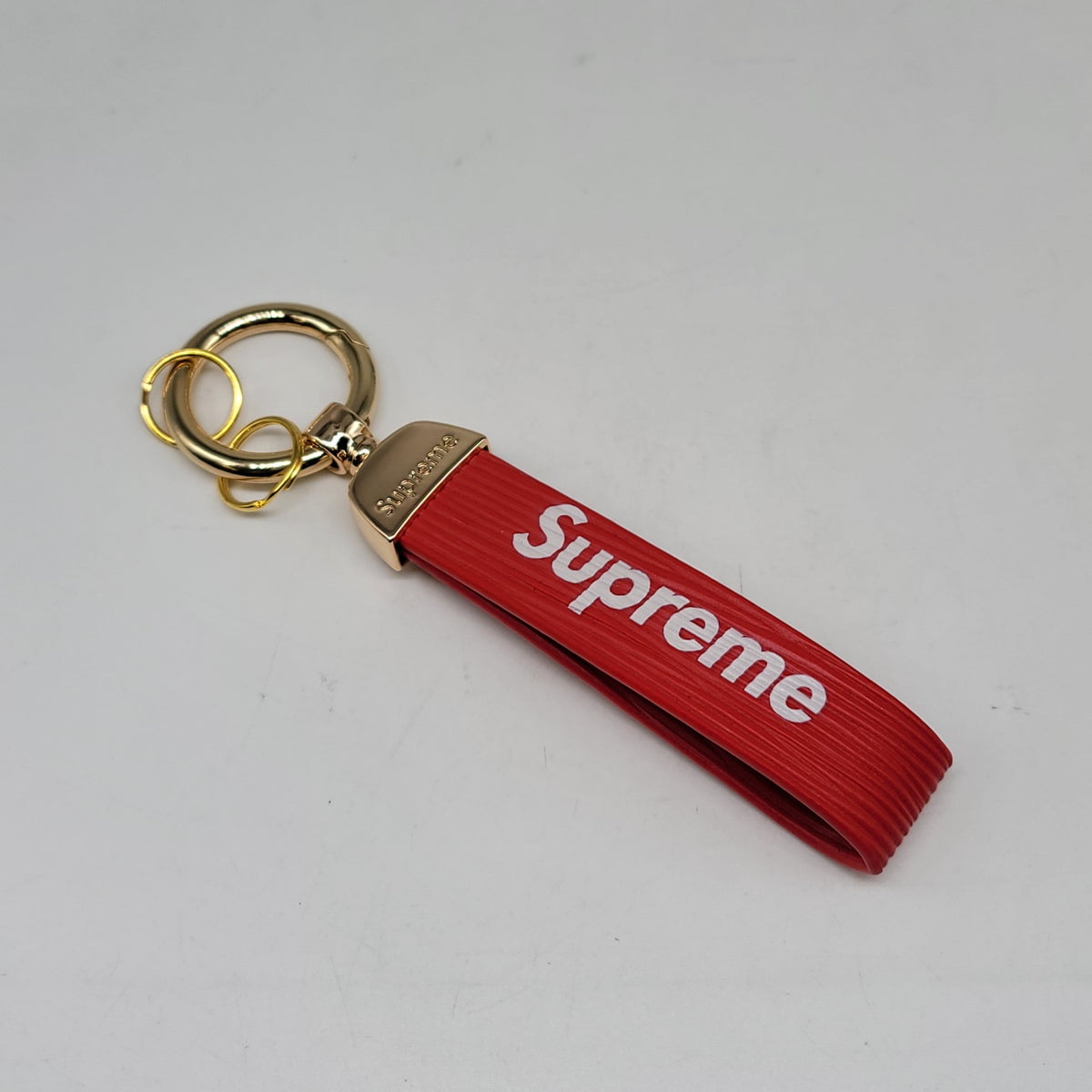 BRAND NEW SUPREME RED PENDANT WITH CALF LEATHER KEYCHAIN KEY RING TAG